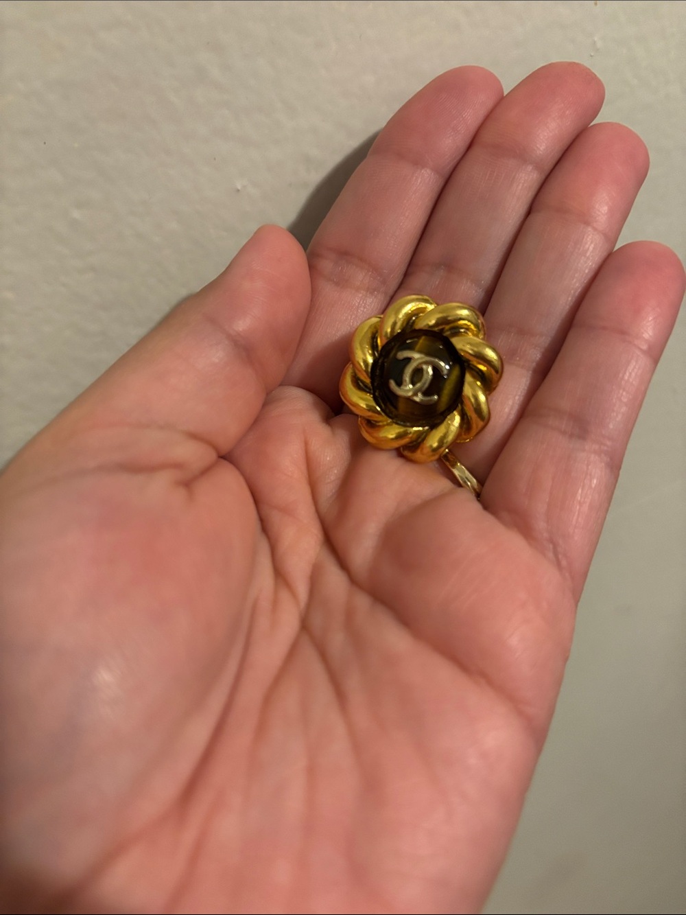 CHANEL Gold and Black Camellia Clip-On Earrings - Picture 4 of 4